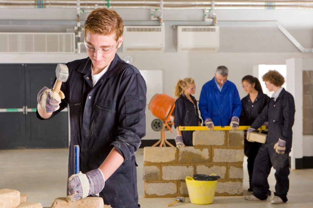Un jeune apprenti qui travaille